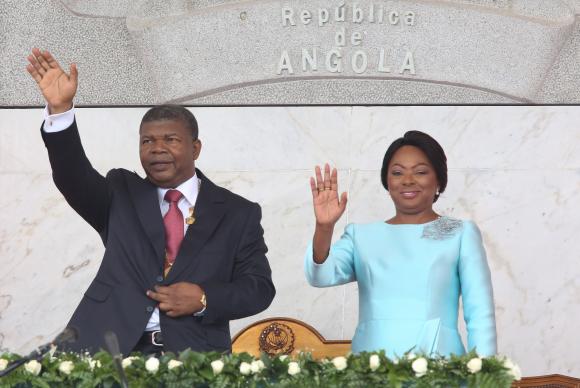O novo Presidente de Angola, João Lourenço, acompanhado pela mulher Ana Dias Lourenço, durante a sua Tomada de posse como novo Presidente de Angola, Luanda, Angola, 26 de setembro de 2017