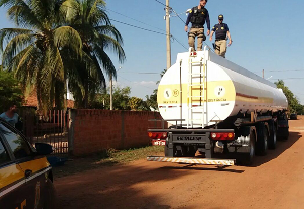 Três carretas, sem os condutores, foram encaminhadas à Receita Federal e a carreta com motorista foi levada para a Polícia Federal de Campo Grande/MS.