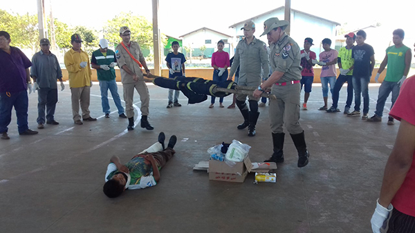 Bombeiros ensinam práticas de primeiros socorros em aldeia de Caarapó
