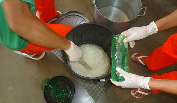 Iniciativa acontece há três meses, envolvendo custodiados que estudam, e, até o momento, já foram produzidos mais de 60 litros de sabão líquido, 50 sabões em barra, 20 litros de sabonete líquido e 12 sabonetes em barra