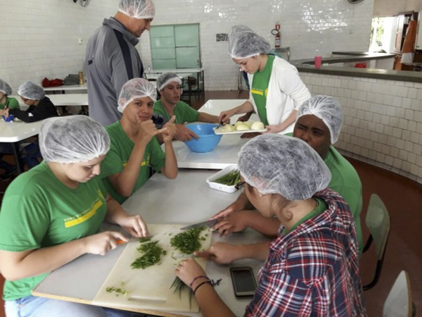 Alunos põem as mãos na massa e aprendem a arte da culinária na escola estadual Maria Constança Barros Machado, no centro de Campo Grande