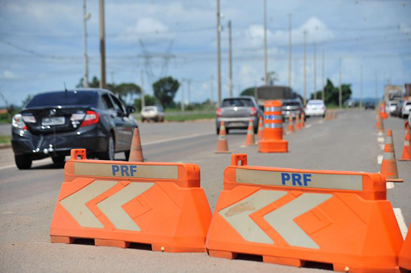 Dezembro é um período de maior volume de carros circulando pelas estradas por conta das festas de final de ano e início das férias escolares