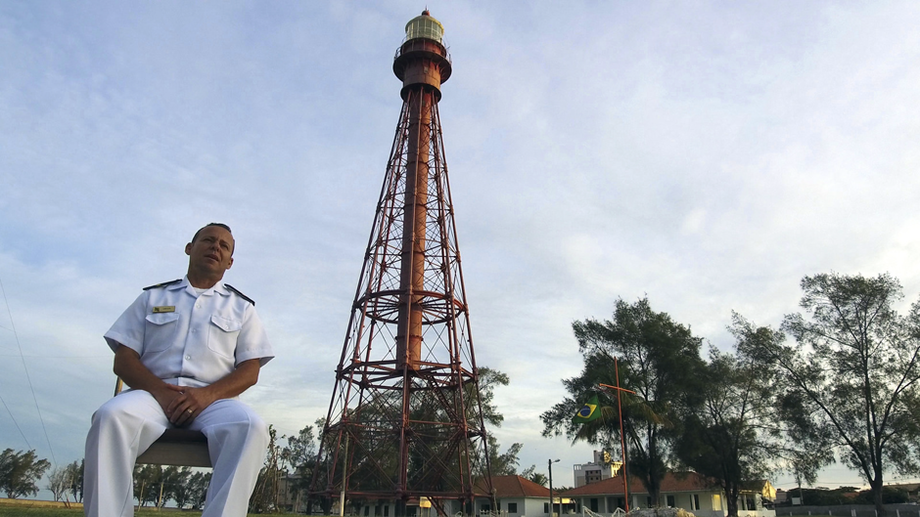 Farol revela como moram alguns militares que têm a responsabilidade de manter acesos o Farol Cabo Frio e o Farol de São Tomé, no Rio de Janeiro, e o Farol de Abrolhos, na Bahia
