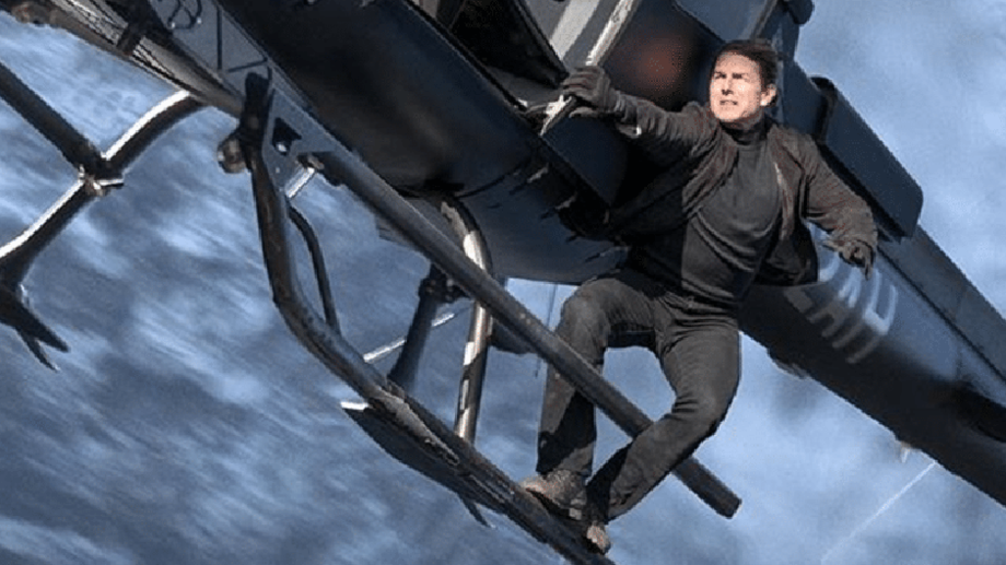 O ator também divulgou uma nova imagem do filme, na qual Ethan se segura em um helicóptero em pleno voo