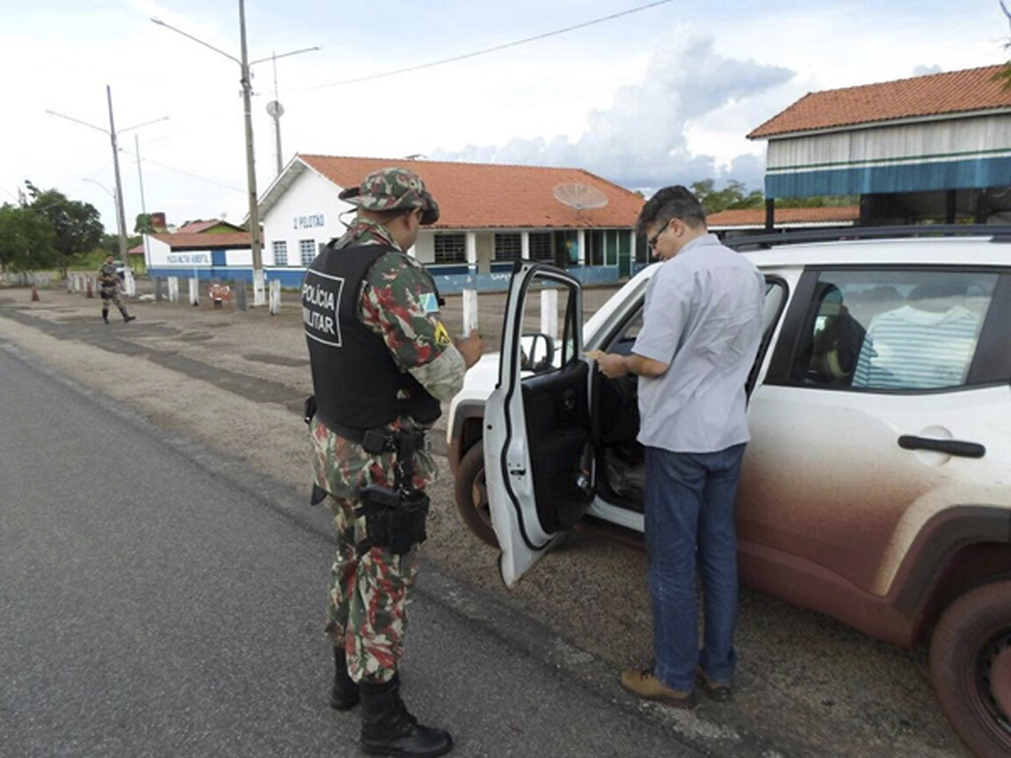 Policiais da PMA abordaram carros em frente ao posto policial próximo à cidade de Miranda/MS, para distribuir panfletos e conversar com motoristas