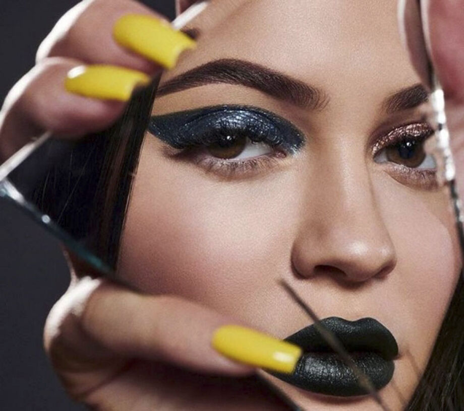 Todas as embalagens são decoradas com muitos raios, ainda seguindo o tema proposto por Kylie