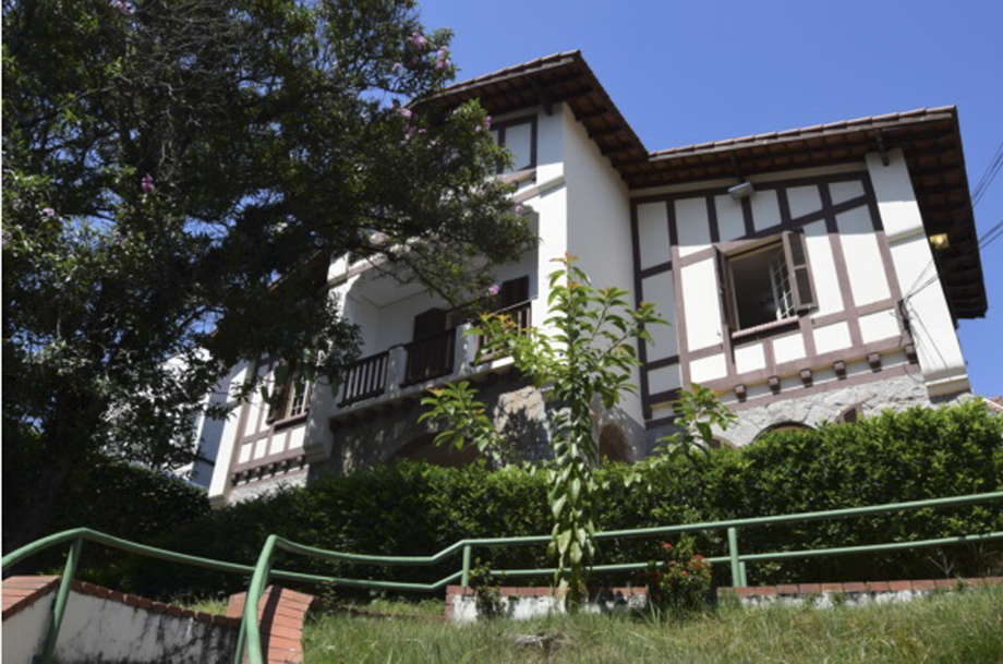 Durante a infância, Chico morou em uma casa na Rua Henrique Schaumann