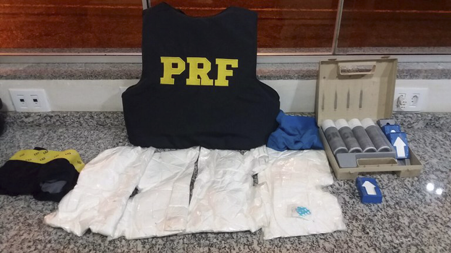 Os três foram encaminhados para a Polícia Federal em Três Lagoas e poderão responder pelo crime de tráfico internacional de drogas e associação para o tráfico