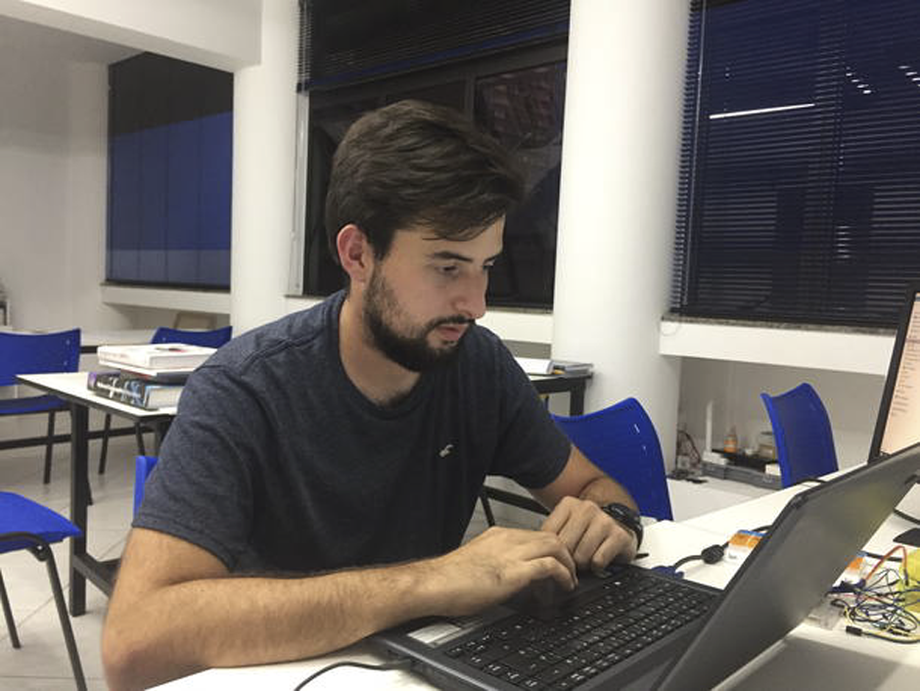 No mesmo período, a fatia dos que não tinham instrução ou até dois anos de estudo diminuiu de 34,4% para 32,3%