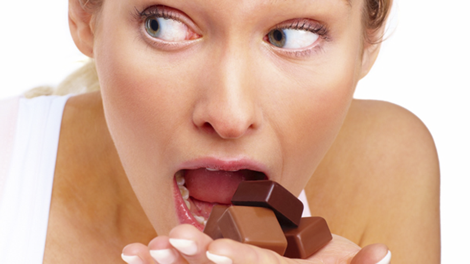 Escovar os dentes com uma pasta dental com flúor entre 30 e 45 minutos depois, mas não se esqueça de passar o fio dental imediatamente ou, em último caso, pelo menos faça um bochecho com água após cada vez que comer chocolate para remover o excesso