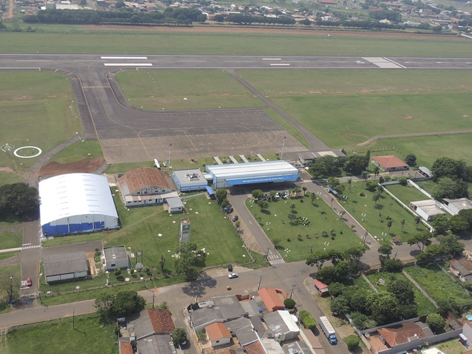 As atividades aéreas em Ponta Porã foram iniciadas com a fundação de um aeroclube, em setembro de 1941, que contava com duas aeronaves que atendiam a população da fronteira Brasil-Paraguai