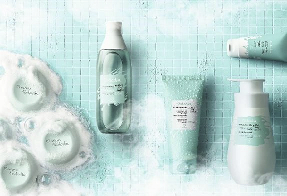 A nova linha Flor de Lis traz 5 lançamentos em texturas suaves e diferenciadas que nutrem, hidratam e perfumam com uma fragrância fresca e delicada com toque aveludado das pétalas de flor de lis