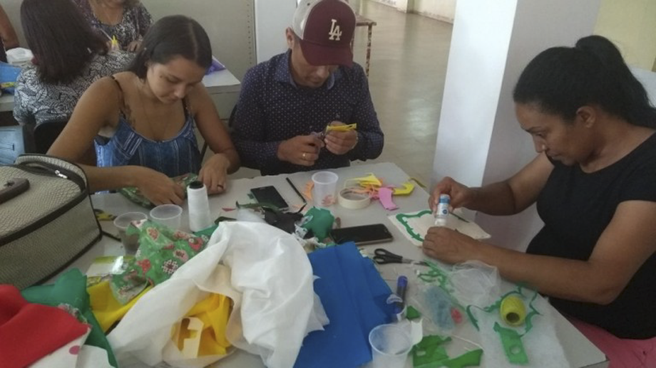 A ação consiste em uma palestra sobre a importância e a produção dos livros de pano, seguida da realização do ateliê, que termina nesta terça-feira (13), com a apresentação dos servidores participantes, que mostrarão as obras produzidas
