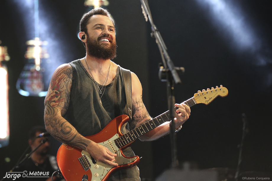 O cantor planeja fechar seu braço esquerdo apenas tatuagens que tenham relação com a música e feitas pelo sueco