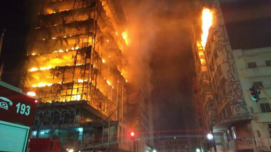 Prédio ainda em chamas em SP, antes do desabamento
