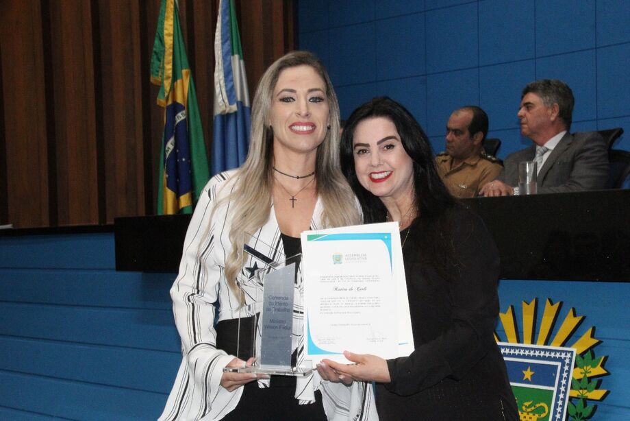 Mara Caseiro entrega honraria a empresária que também atua em projetos sociais