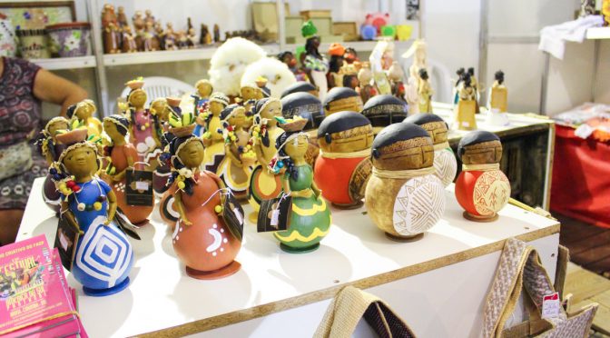 São peças em argila, madeira, fibras naturais, tecidos, e uma infinidade de outros materiais