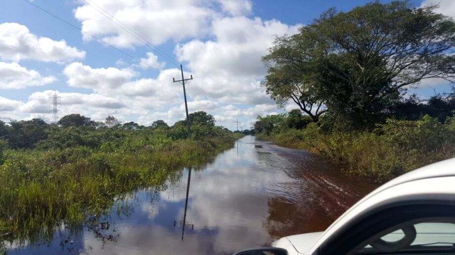 O volume de água sobre a estrada não permitiu acesso à comunidade do porto, situado à beira do Rio Paraguai, onde o Estado suspendeu temporariamente a travessia de balsa