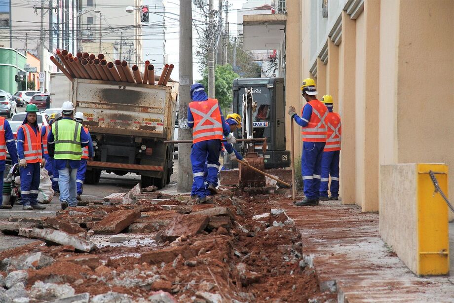 Nesta manhã, equipes deram início às obras para troca da rede de esgoto