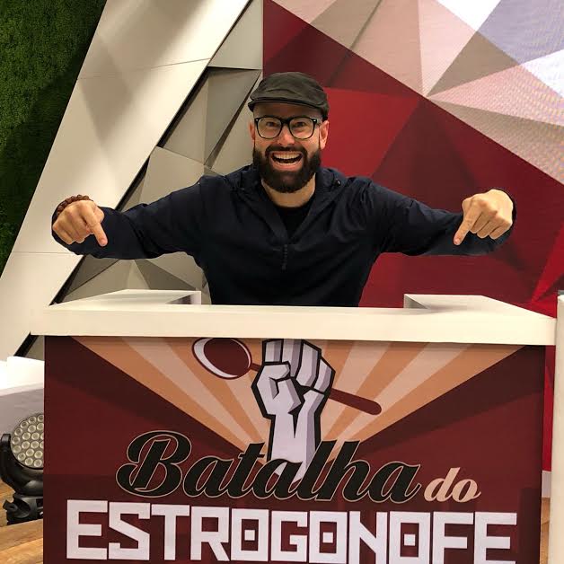 Com o prato estrogonofe de jacaré, Paulo chegou à final de uma disputa criada pelo programa Fantástico, da Globo, ao lado do chef Rodrigo Trovarelli