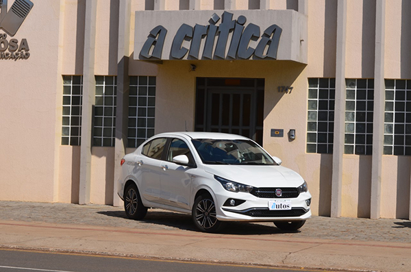 A grade frontal em forma de ondas é outra exclusividade do Cronos