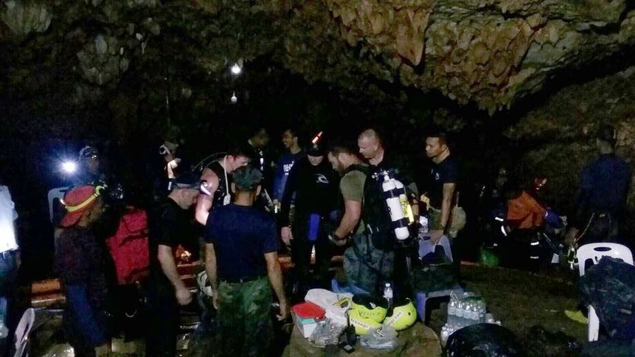 Especialistas em resgate de cavernas em todo o mundo estão reunidos no local. Dentre os grupos estão equipes de australianos, americanos, britânicos e chineses