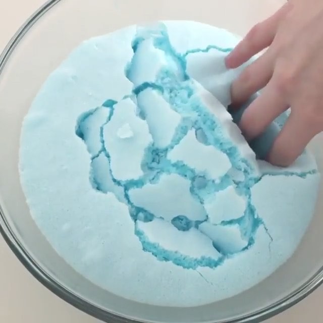 O slime pode ser feito com produtos caseiros, como maizena e detergente