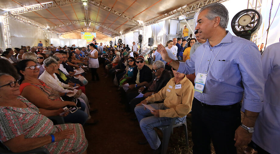 Reinaldo Azambuja visita Caravana da Saúde