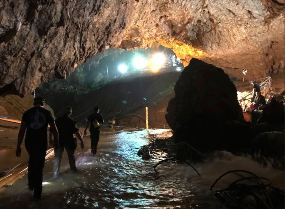 Durante duas semanas durou a operação para retirada de time de futebol preso em caverna na Tailândia