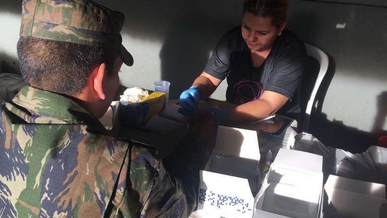 Em casos de testes reagentes para HIV, é realizado um segundo exame de laboratório diferente do primeiro