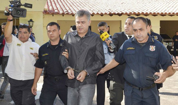 Momento em que Pavão chega para julgamento sobre fraude em março do ano passado – Crédito: ABC Collo