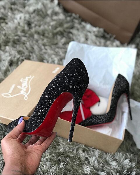 Essa não é a primeira vez que a grife francesa entra em batalha judicial para proibir terceiros de comercializarem sapatos com solados iguais aos seus