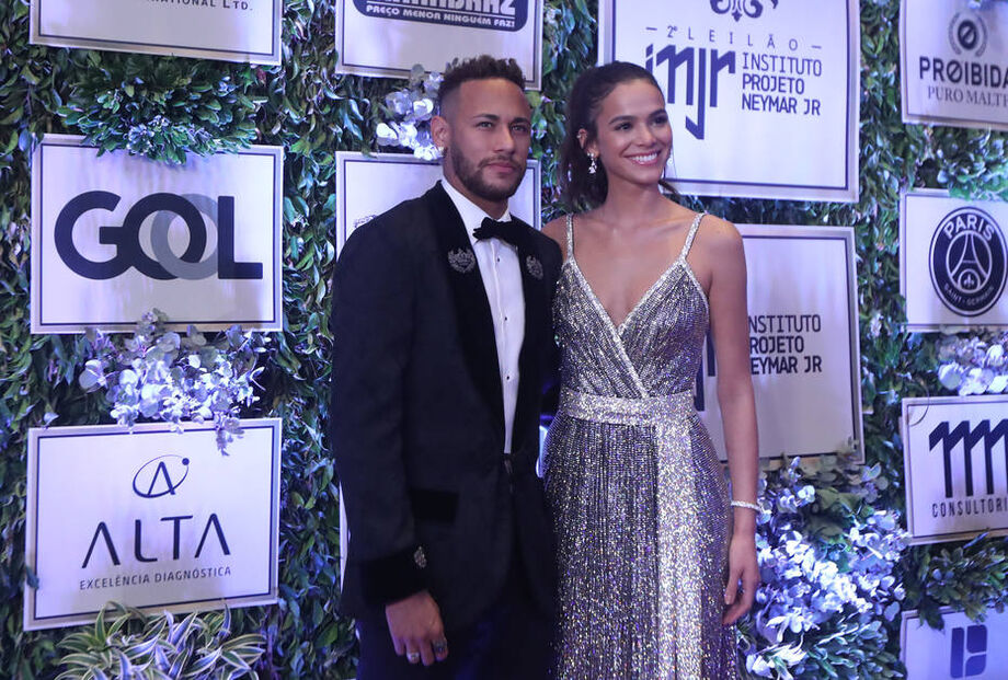 Neymar ao lado da namorada Bruna Marquezine durante evento do Instituto Neymar