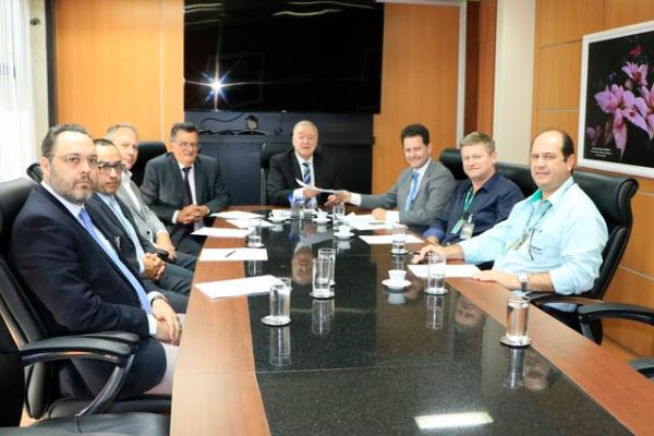 Deputado Renato Câmara entrega projeto a Divoncir Maran, presidente do TJMS