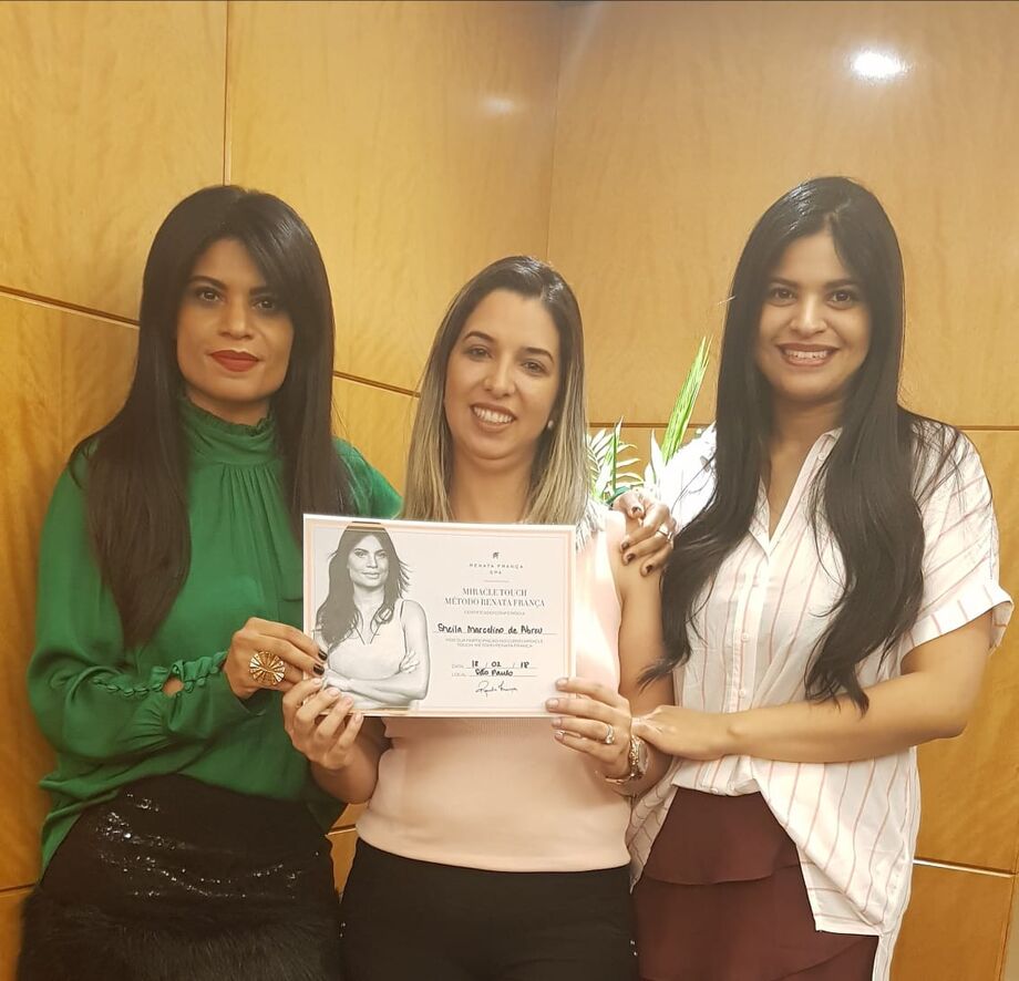 Ao lado de Renata e Patrícia França, Shiela recebe o certificado de pupila do método