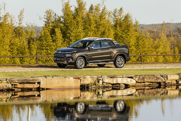 O novo Toro Ranch conta com itens de série exclusivos como bancos em couro marrom, santantônio e estribos laterais