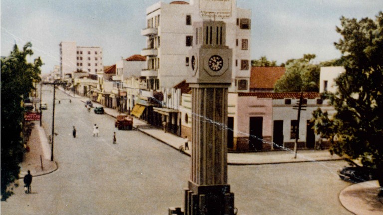 O monumento Relógio Público Municipal, construído no canteiro central na esquina da Avenida Afonso Pena e Calógeras, é uma réplica do antigo relógio da Rua 14 de Julho