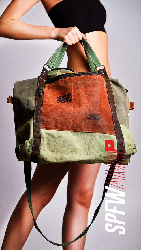 Bolsa Malote em lona reciclada – Campo Grande a Tiracolo A ideia de trabalhar com material de descarte dos correios, bancos e banners para desenvolver peças/bolsas com viés sustentável e de economia circular é inteligente e contemporânea