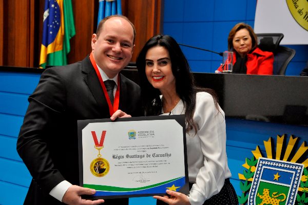 Régis, que é professor, palestrante e escritor na área do Direito, foi homenageado por Mara Caseiro