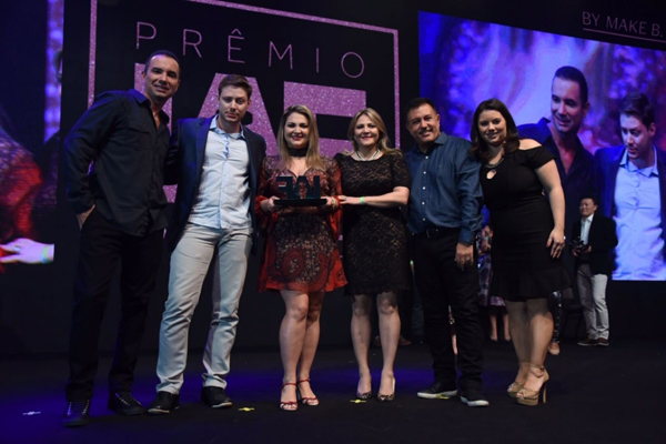 Marco Luque, mestre de cerimônia, Nelson Brum, Helenita Brum e Solange Brum, Silvio da Cunha Alves, gerente regional, e Elizangela Regiane de Moura, coordenadora comercial