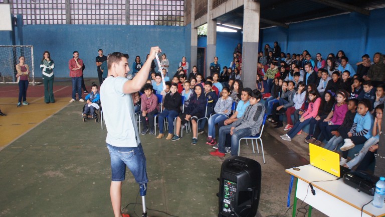 Através de palestras, o atleta passa para estudantes o que aprendeu sobre o valor a vida, a conscientização no transito e o respeito às diferenças