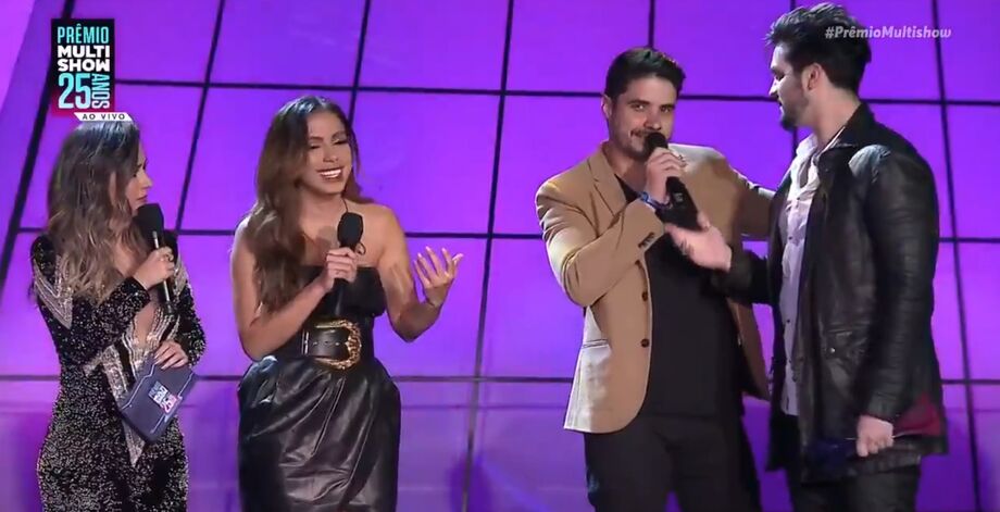 Anitta foi surpreendida com um beijo de Leandro Martins, integrante da banda Atitude 67, no Prêmio Multishow, nesta terça-feira, 25 de setembro de 2018 8 FOTOS INICIAR O SLIDESHOW Anitta foi surpreendida com um beijo de Leandro Martins, integrante da ba