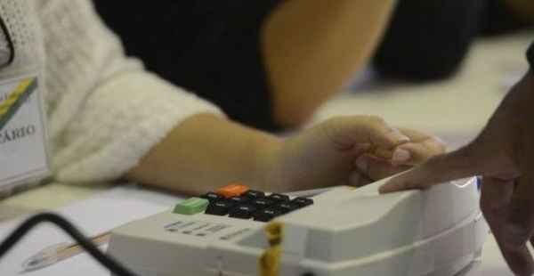 A lei prevê apenas o direito às folgas, mas não existe impedimento legal para conversão do descanso em remuneração, caso ambas as partes concordem.