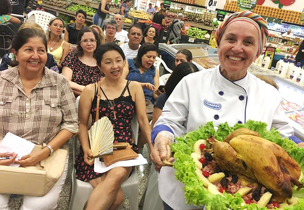Rede Comper de Supermercados promoveu na quinta-feira (6), na loja Euler de Azevendo, aula-show com a chef Dedê Cesco