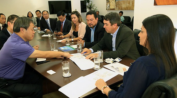 O executivo da empresa chinesa explicou que o projeto teve que sofrer algumas modificações por conta dos ventos que na região onde está sendo construída a indústria é mais forte do que imaginavam