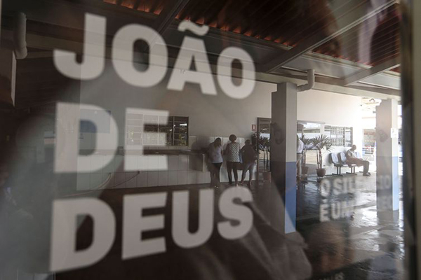Ao longo de 42 anos realizando consultas e aconselhamento espiritual, além das chamadas cirurgias espirituais, João de Deus se tornou famoso nacional e internacionalmente