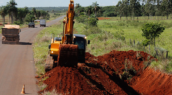 Máquina abre o solo, ao lado da MS-178, para absorver água jogada pelas lavouras de soja
