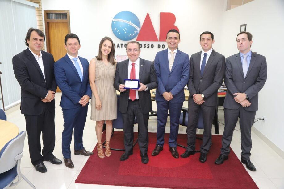 Mansour Elias Karmouche, recebeu nesta quinta-feira (13) placa de homenagem da Diretoria do Instituto de Direito Administrativo de Mato Grosso do Sul (IDAMS)