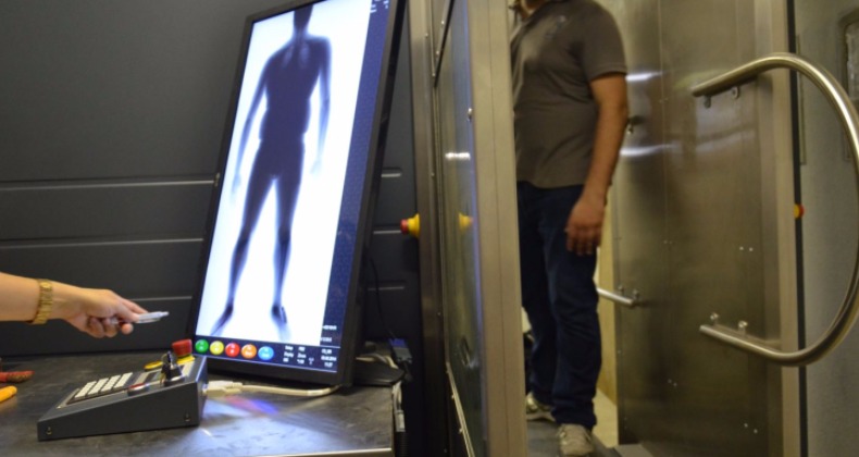 De acordo com a empresa fornecedora, o scanner corporal é concebido com tecnologia de ponta, a baixa dose de raios-X, gastando apenas sete segundos para realizar a inspeção. É capaz de detectar diferentes tipos de objetos, como líquidos, explosivos, droga