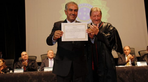 O desembargador João Maria Lós, presidente em exercício do TRE-MS, conduziu a cerimonia de diplomação.
